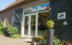 D'n Twist Bed And Breakfast 2*